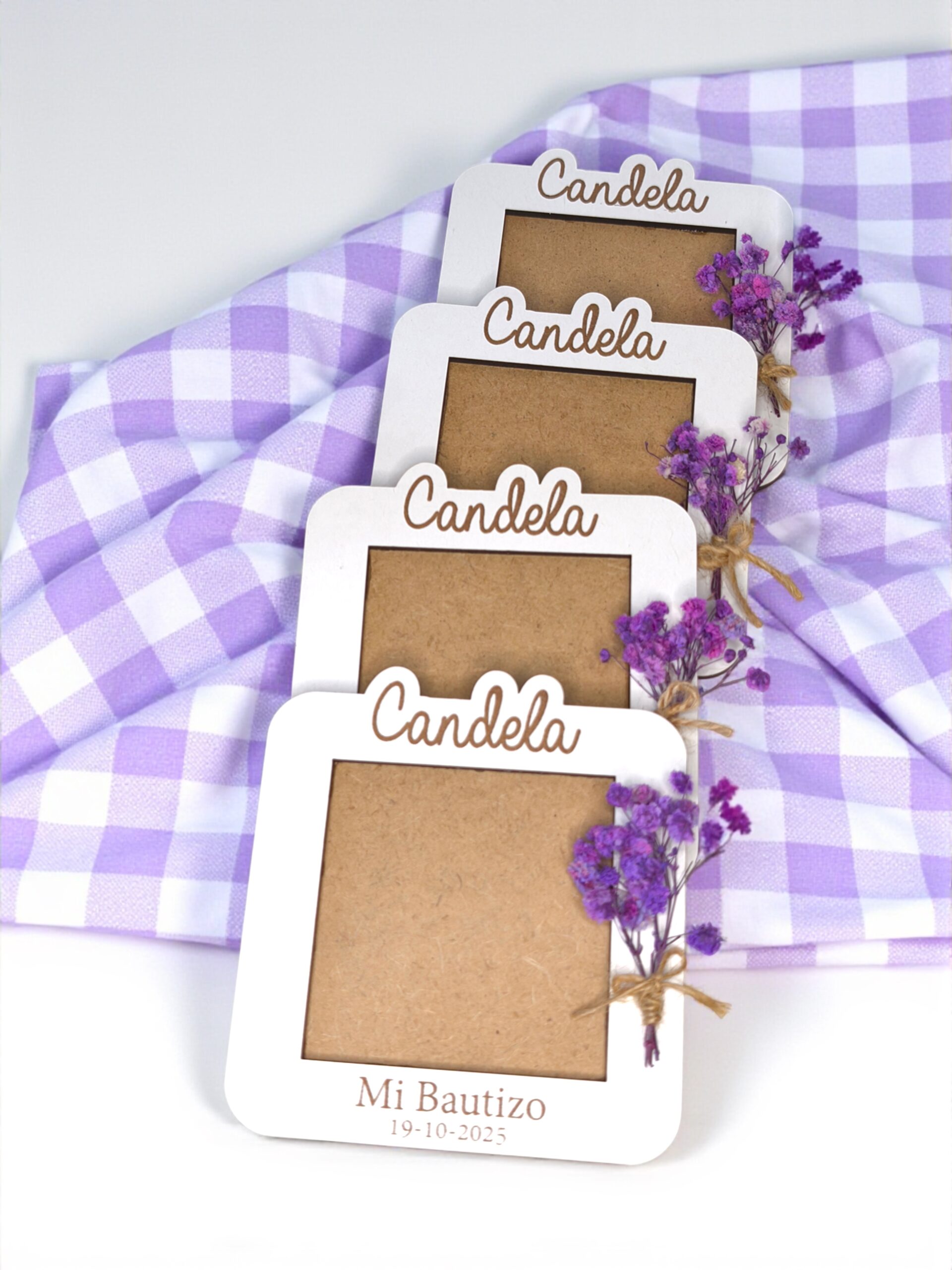 Marco de fotos bautizo con ramo de flores secas