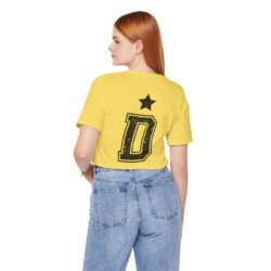 Camiseta con inicial en la espalda