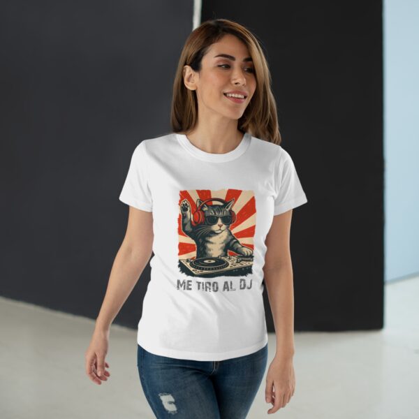 Camiseta blanca divertida gato DJ – “Me tiro al DJ”
