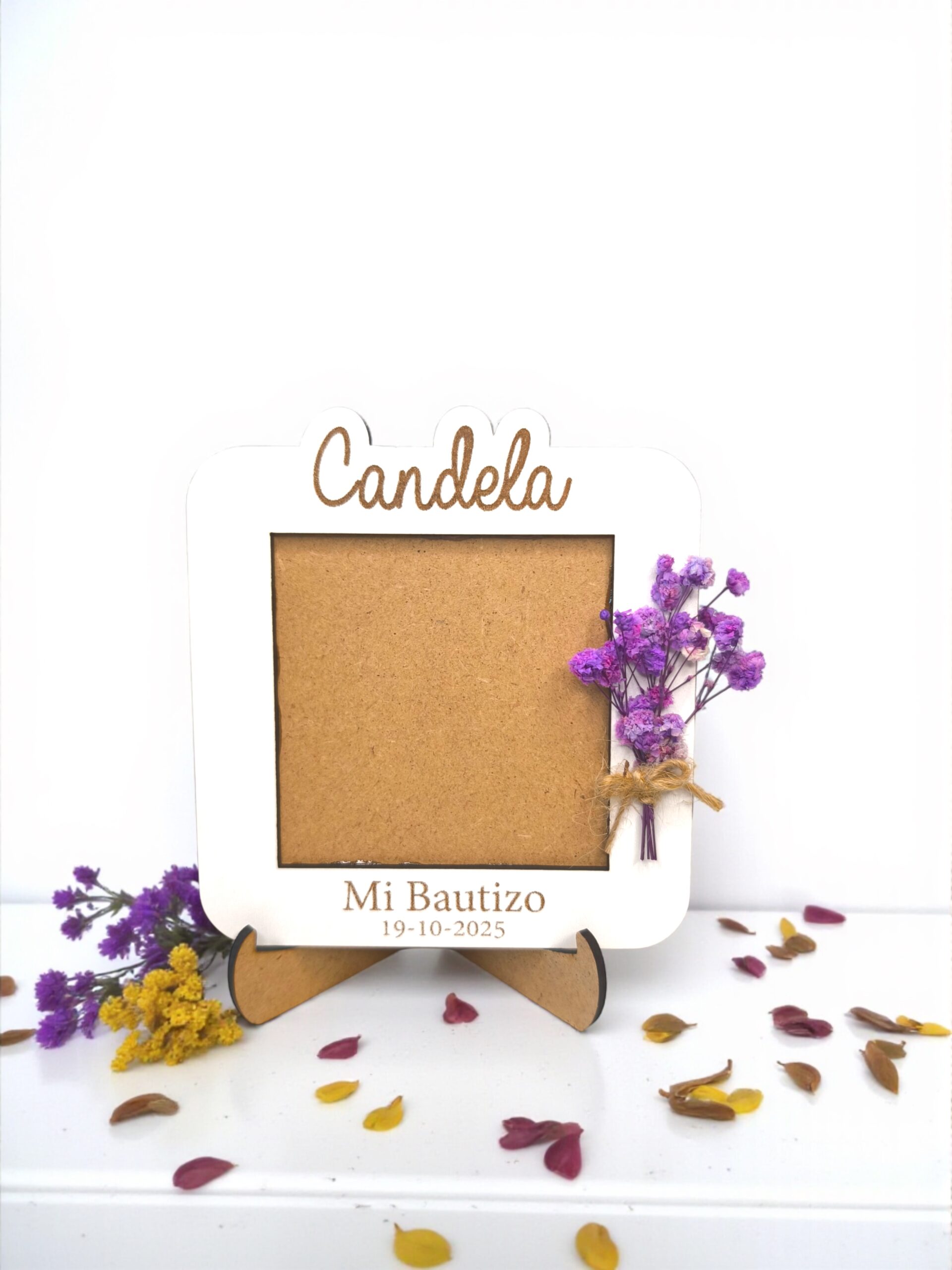 Marco de fotos bautizo con ramo de flores secas