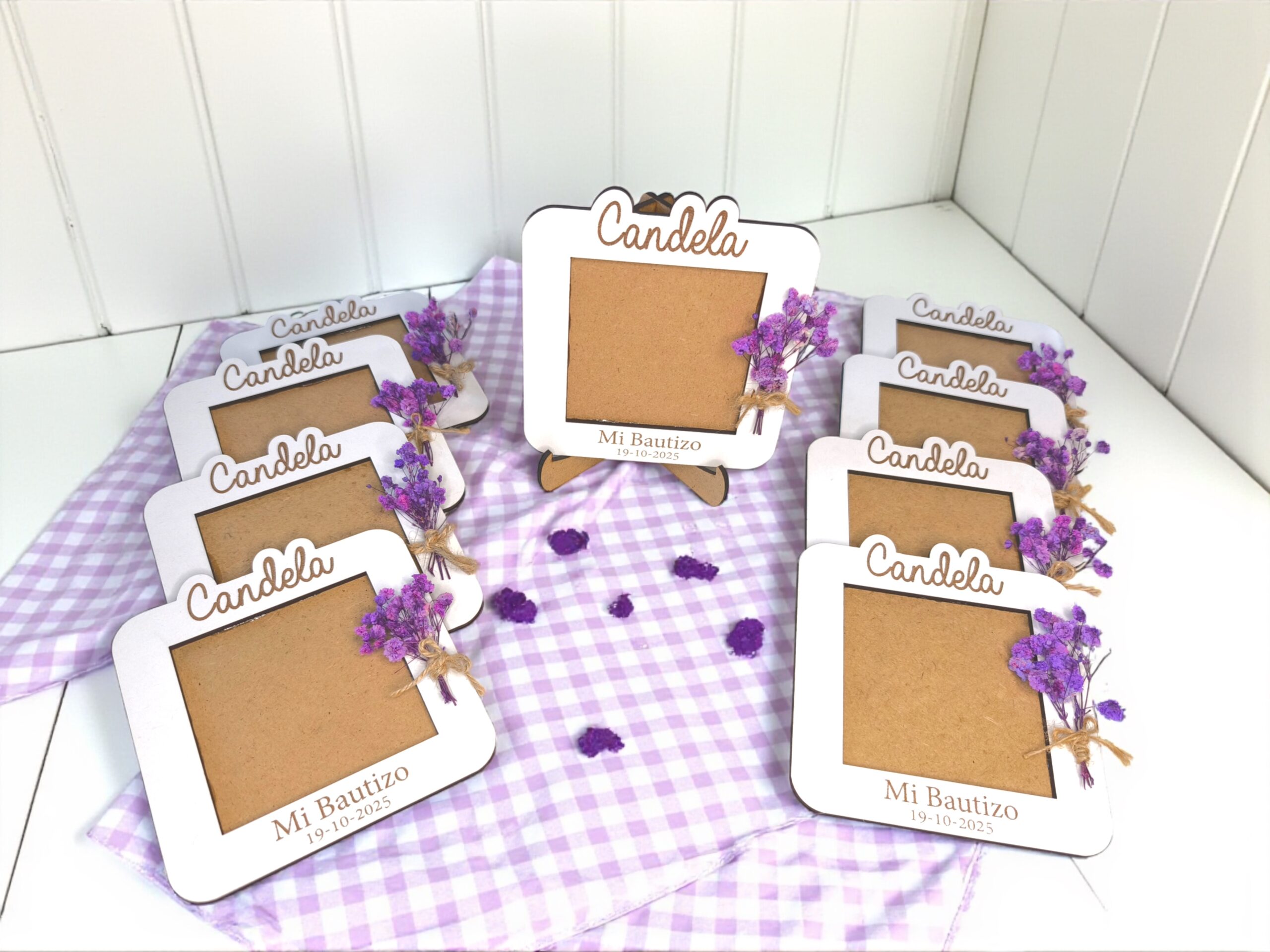 Marco de fotos bautizo con ramo de flores secas - Imagen 5