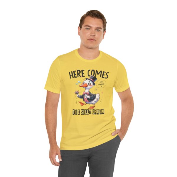 Camiseta divertida “Here comes the silly groom” – Novio pato original - Imagen 3