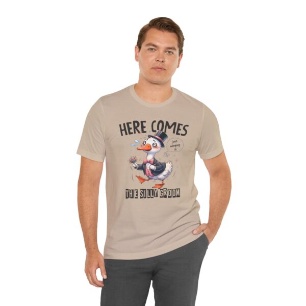 Camiseta divertida “Here comes the silly groom” – Novio pato original - Imagen 4