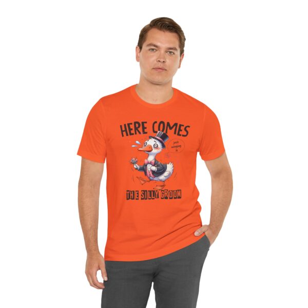 Camiseta divertida “Here comes the silly groom” – Novio pato original - Imagen 5