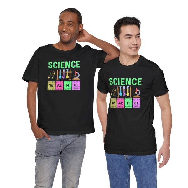 Camiseta “Science Teacher” negra – Diseño laboratorio y elementos químicos - Imagen 2
