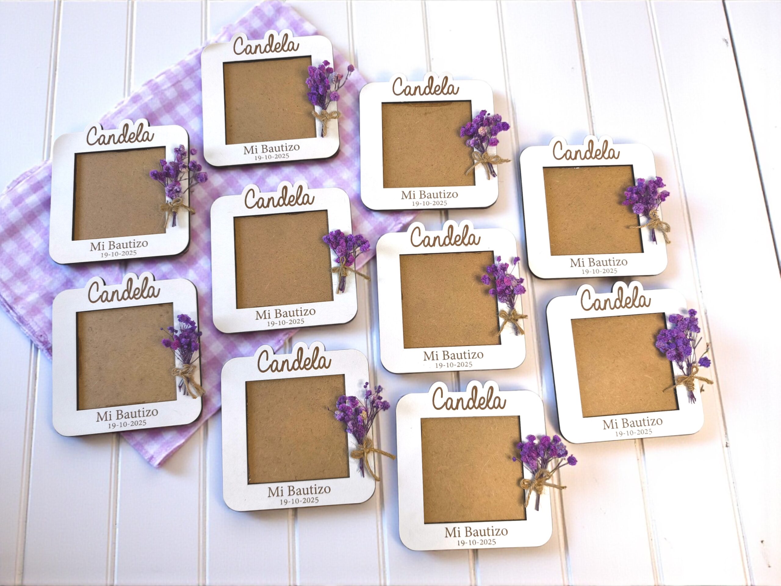 Marco de fotos bautizo con ramo de flores secas