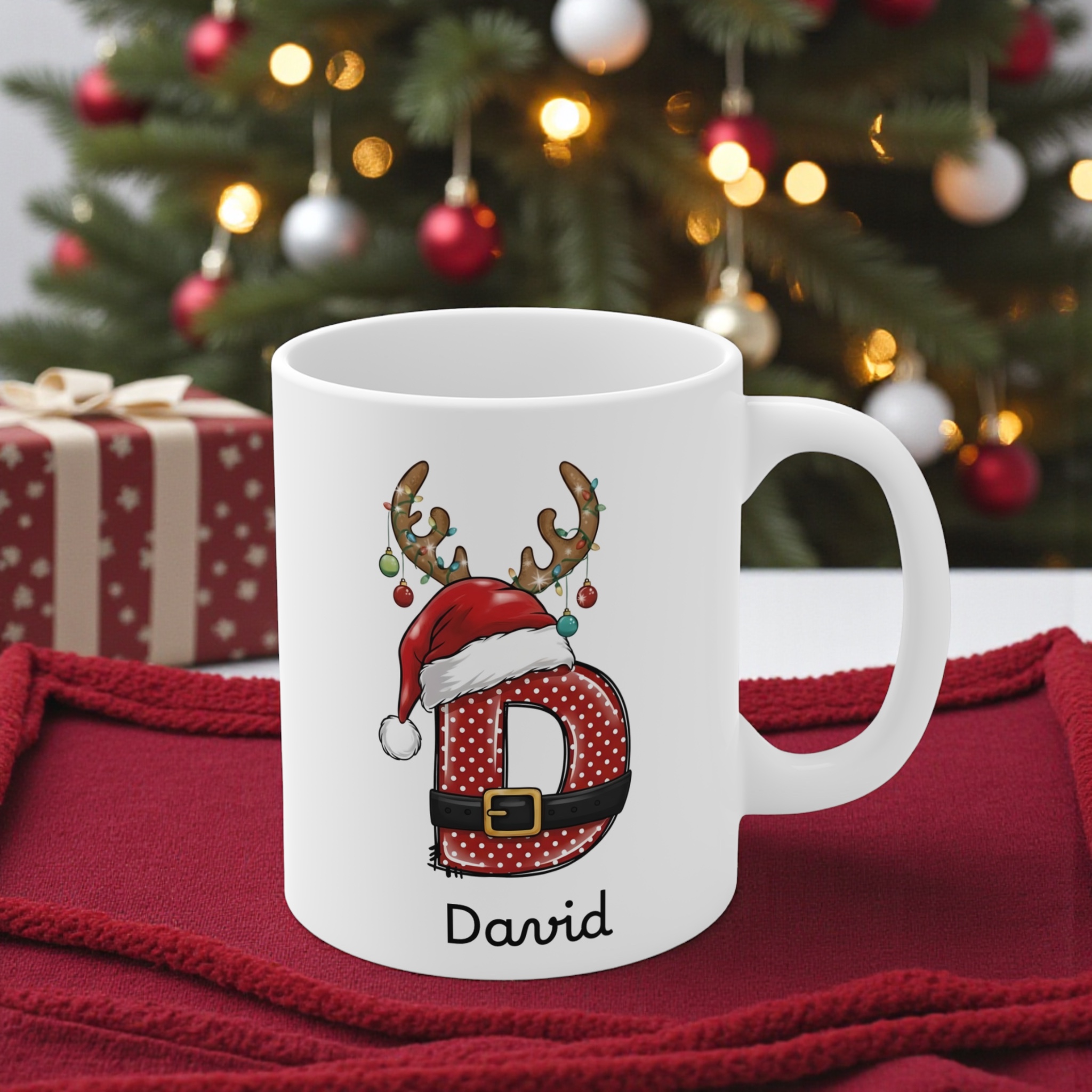 Taza navideña personalizada con inicial y nombre