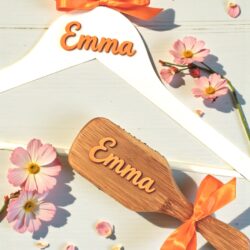 Pack percha y cepillo personalizados Mi primera comunión con nombre y lazo lila para niña