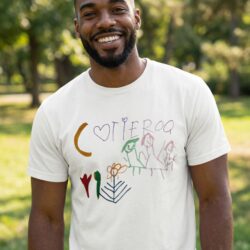 camiseta personalizada Día del Padre con dibujo de los hijos puesta por papá