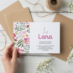 Invitación comunión niña floral fucsia personalizada con inicial