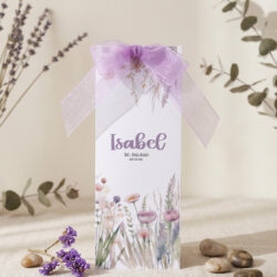 Tarjeta de mesa personalizada bautizo floral lila con lazo de organza