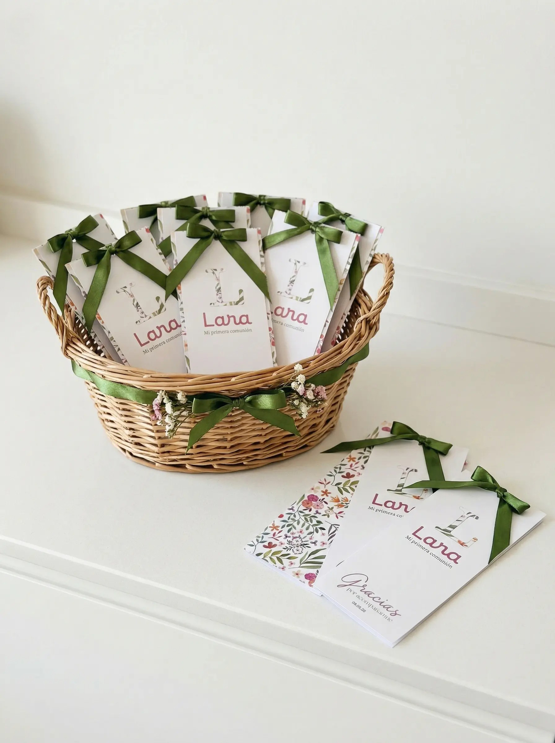 Tarjeta de Agradecimiento Comunión Niña – Diseño Floral con Inicial y Lazo
