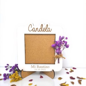 Marco de fotos bautizo con ramo de flores secas